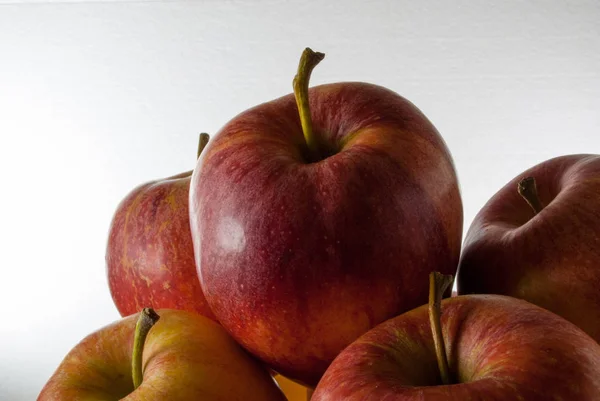 Kosz Czerwonych Jabłek Świeżo Zebranych Drzewa — Zdjęcie stockowe