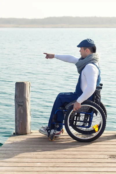 Uomo Seduto Sul Molo Guardando Distanza — Foto Stock