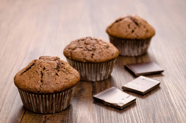 Muffins Mit Schokolade Gegenlicht Auf Einem Holztisch — Stockfoto