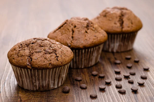 Fermer Les Muffins Chocolat Sur Une Table Brune — Photo