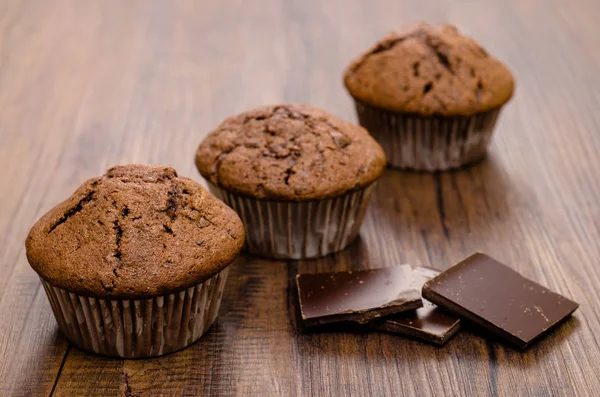 Três Muffins Chocolate Uma Mesa — Fotografia de Stock