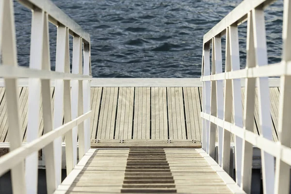 海边的木制人行天桥 — 图库照片