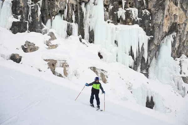 Junger Skifahrer Den Winterbergen — Stockfoto