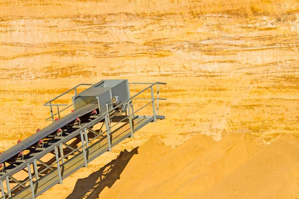 Baustelle Mit Gelbem Sand Und Blauem Himmel — Stockfoto