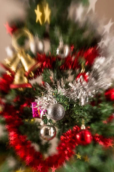 Decoração Árvore Natal Com Luzes Guirlanda Ouropel Bola Natal — Fotografia de Stock