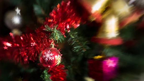 Decoração Árvore Natal Com Luzes Guirlanda Ouropel Bola Natal — Fotografia de Stock