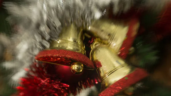 Крупный План Украшения Рождественской Елки Различными Орнаментами — стоковое фото