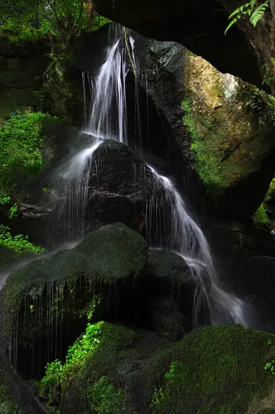 Schöner Wasserfall Auf Naturhintergrund — Stockfoto