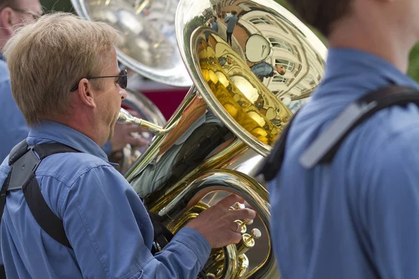 play marching band tuba