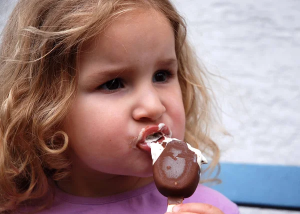 Meisje Met Ijs — Stockfoto