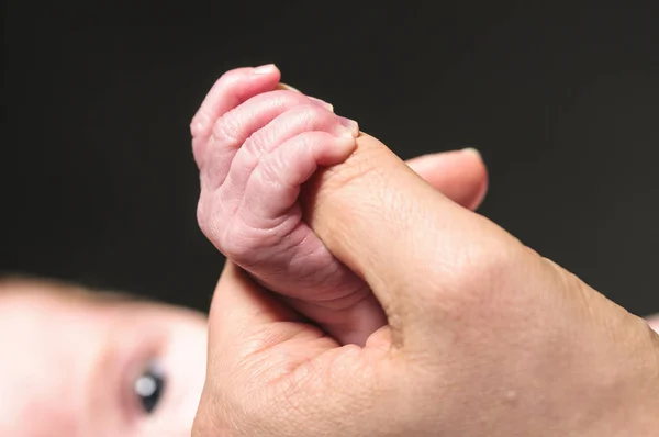 Yeni Doğmuş Bir Bebeğin Ayaklarını Kapat — Stok fotoğraf