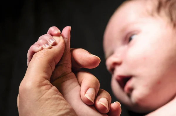 Pasgeboren Baby Voeten Handen Van Moeder — Stockfoto