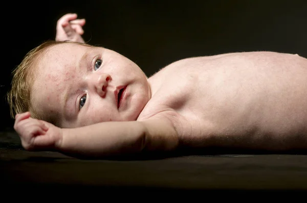 Newborn Baby Weeks Kicks Satisfied Looking Cute Camera Optional Dark — Stock Photo, Image
