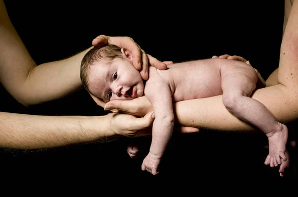 Pequeno Bebê Recém Nascido Carregado Mão Sua Mãe Protegido Por — Fotografia de Stock