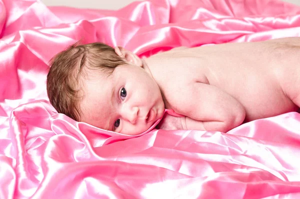 Bebê Recém Nascido Semanas Encontra Cobertor Cetim Rosa Parece Bonito — Fotografia de Stock