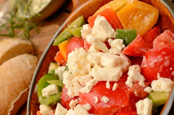 Salada Mediterrânea Uma Tigela Cerâmica Velha — Fotografia de Stock