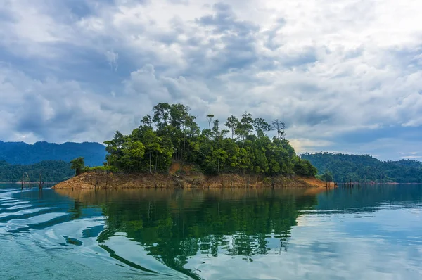 Reflexão Floresta Tropical Lago Kenyir Malásia — Fotografia de Stock