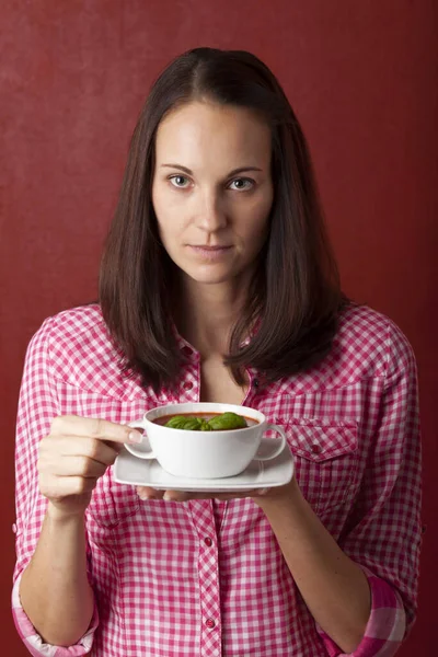 トマトスープを持つ女性 — ストック写真