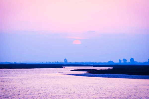 Цветной Закат Луной Над Рекой — стоковое фото