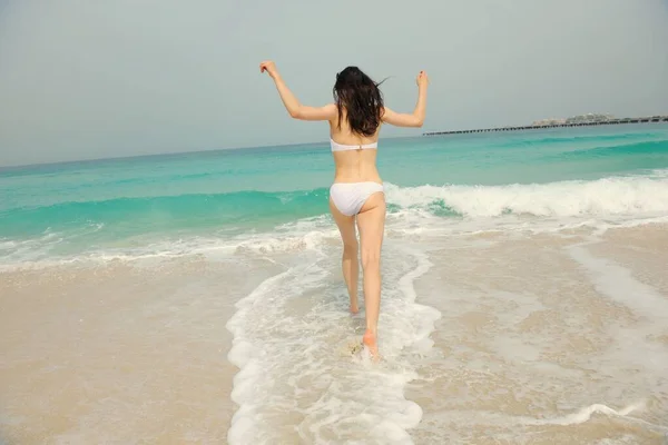 Ευτυχισμένη Όμορφη Γυναίκα Απολαμβάνοντας Καλοκαιρινές Διακοπές Στην Παραλία — Φωτογραφία Αρχείου