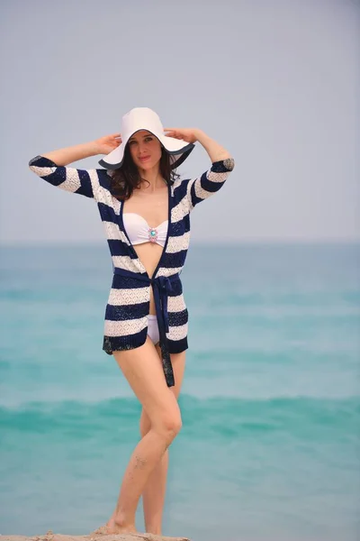 Щаслива Красива Жінка Насолоджується Літнім Відпочинком Пляжі — стокове фото