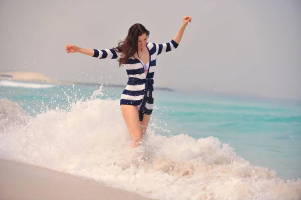 Felice Bella Donna Godendo Vacanze Estive Sulla Spiaggia — Foto Stock