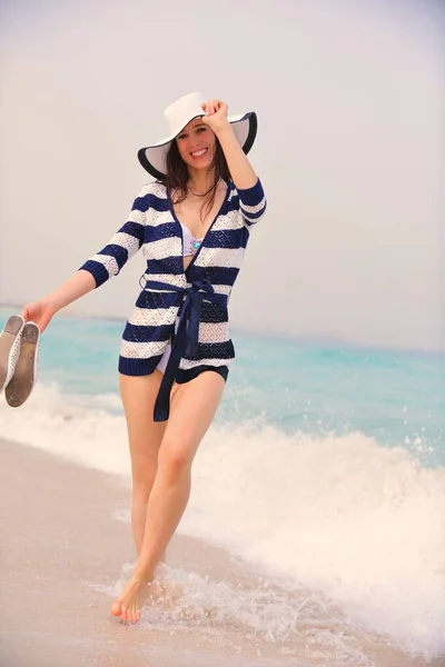 Szczęśliwa Piękna Kobieta Ciesząca Wakacje Plaży — Zdjęcie stockowe
