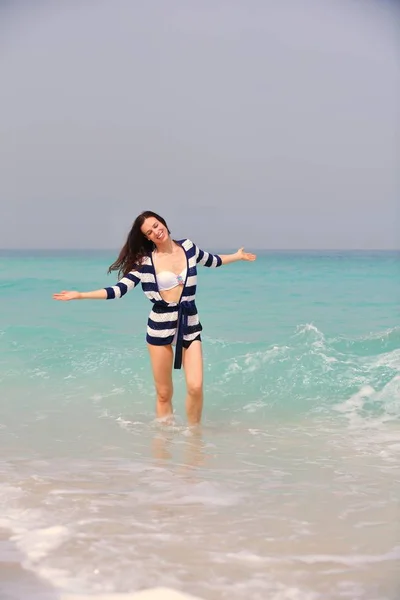 Mulher Bonita Feliz Desfrutando Férias Verão Praia — Fotografia de Stock