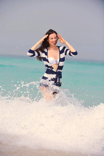Mulher Bonita Feliz Desfrutando Férias Verão Praia — Fotografia de Stock