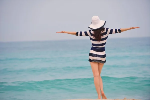 Feliz Hermosa Mujer Disfrutando Vacaciones Verano Playa — Foto de Stock