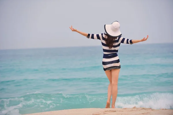 Feliz Hermosa Mujer Disfrutando Vacaciones Verano Playa — Foto de Stock