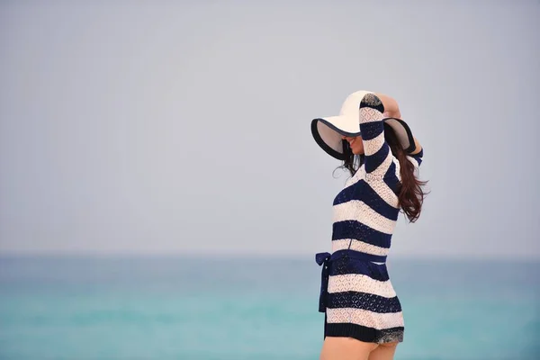 Glücklich Schöne Frau Genießen Sommerurlaub Strand — Stockfoto