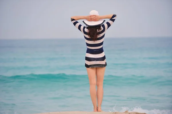 Felice Bella Donna Godendo Vacanze Estive Sulla Spiaggia — Foto Stock