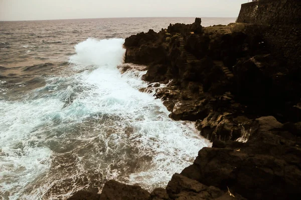 Onde Forti Che Infrangono Sulla Costa Vulcanica Tenerife Isole Canarie — Foto Stock