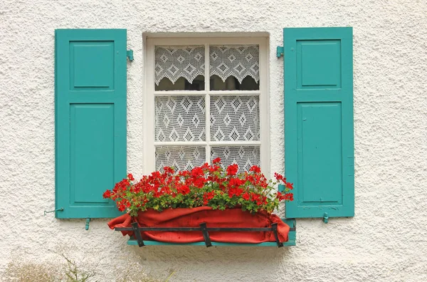 Dekorative Holzfenster Mit Blumen Und Grünen Fensterläden Monreal Eifel Rheinland — Stockfoto
