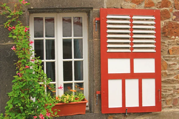 Dekorative Holzfenster Mit Fensterläden Und Blumen Monreal Eifel Rheinland Pfalz — Stockfoto