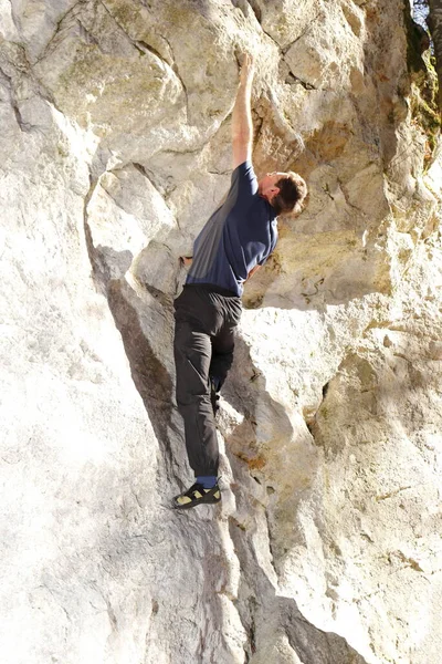 Young Man Climbing Cliff — Stock Photo, Image