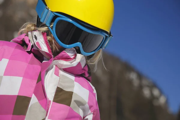 Primer Plano Mujer Con Gafas Casco Con Snowboard —  Fotos de Stock