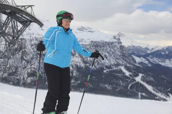 Mujer Joven Estación Esquí — Foto de Stock