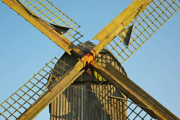 Puente Madera Contra Los Cielos Azules —  Fotos de Stock