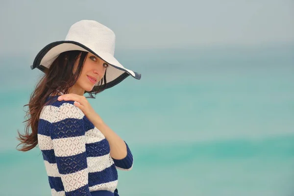 Feliz Hermosa Mujer Disfrutando Vacaciones Verano Playa —  Fotos de Stock