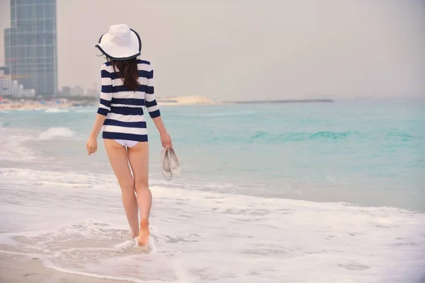 Glücklich Schöne Frau Genießen Sommerurlaub Strand — Stockfoto