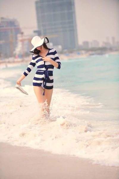 快乐美丽的女人在海滩享受暑假 — 图库照片