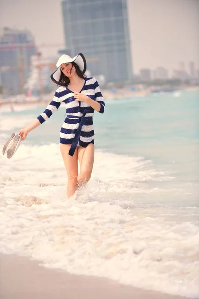 Happy Beautiful Woman Genying Zomervakantie Het Strand — Stockfoto