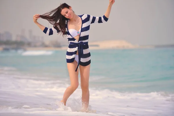 Happy Beautiful Woman Genying Zomervakantie Het Strand — Stockfoto