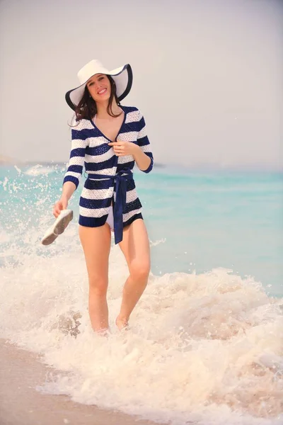Щаслива Красива Жінка Насолоджується Літнім Відпочинком Пляжі — стокове фото