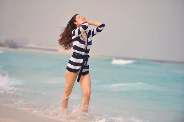 Feliz Hermosa Mujer Disfrutando Vacaciones Verano Playa — Foto de Stock