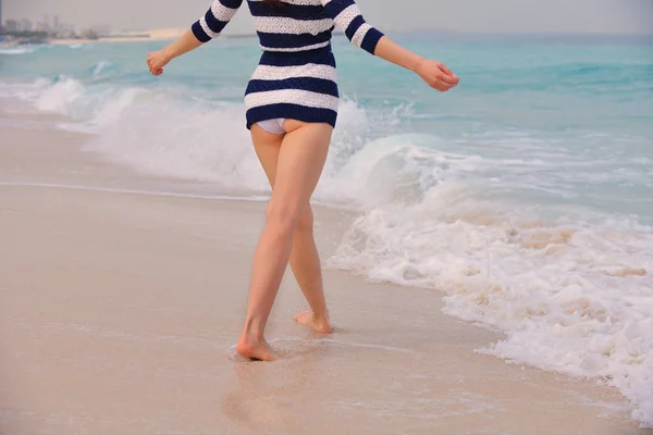 Glad Vacker Kvinna Njuter Sommarsemester Stranden — Stockfoto