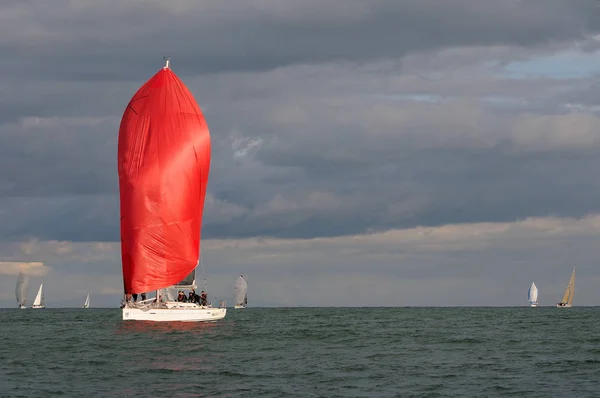 Voile Rouge Coucher Soleil — Photo