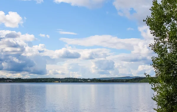 Nuvens Brancas Refletindo Uma Superfície Clara Lago — Fotografia de Stock